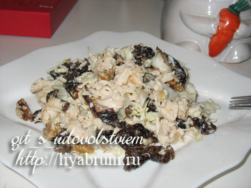 салат из курицы с черносливом и грецкими орехами